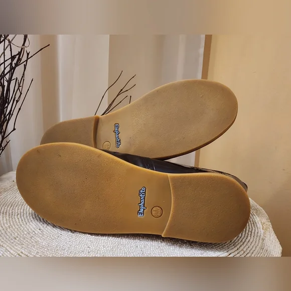 Elephantito patent leather ankle booties with brogue accent.Flat heel size 6 - Picture 7 of 7